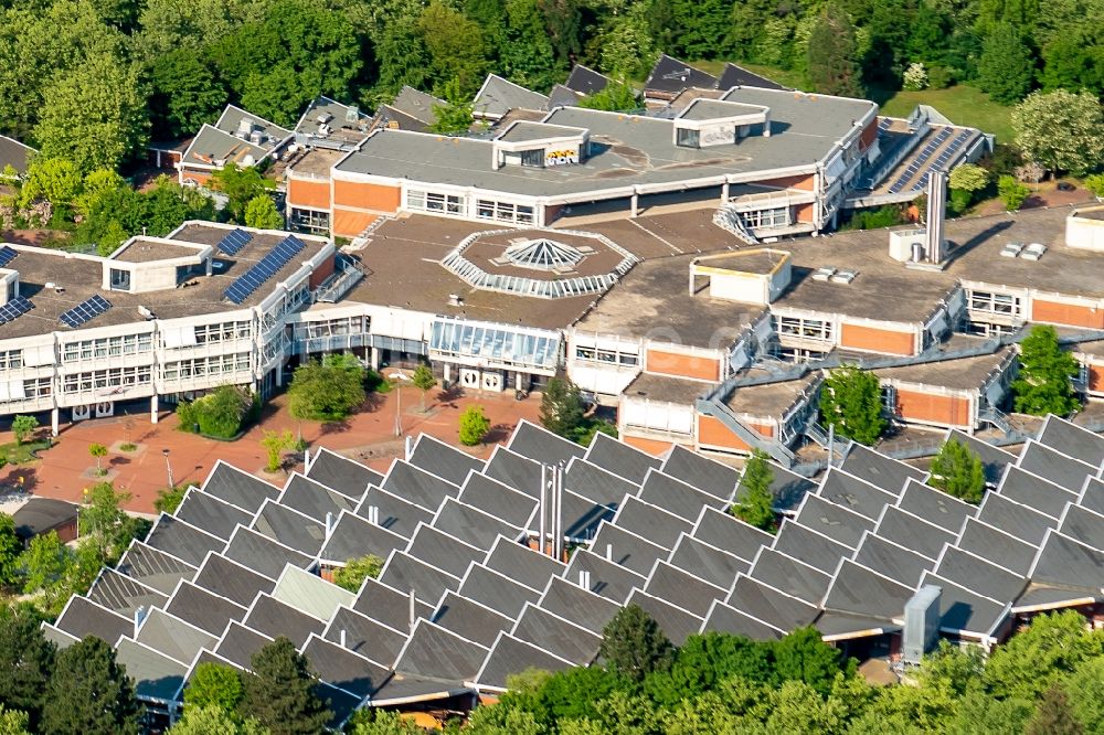 Freiburg im Breisgau von oben - Gebäudekomplex der Berufsschule Friedrich Weinbrenner Gewerbeschule in Freiburg im Breisgau im Bundesland Baden-Württemberg, Deutschland