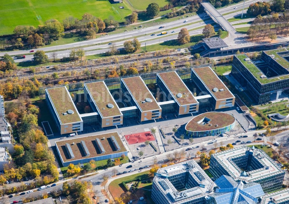 Luftaufnahme München - Gebäudekomplex der Berufsschule Städtische Berufsschule für Steuern und für Medienberufe an der Riesstraße im Ortsteil Moosach in München im Bundesland Bayern, Deutschland