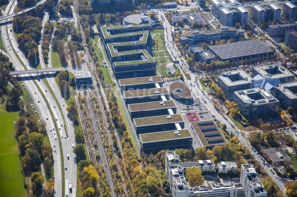 München von oben - Gebäudekomplex der Berufsschule Städtische Berufsschule für Steuern und für Medienberufe an der Riesstraße im Ortsteil Moosach in München im Bundesland Bayern, Deutschland