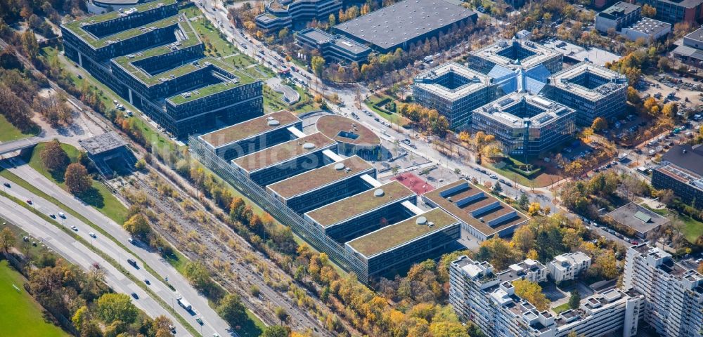 Luftbild München - Gebäudekomplex der Berufsschule Städtische Berufsschule für Steuern und für Medienberufe an der Riesstraße im Ortsteil Moosach in München im Bundesland Bayern, Deutschland