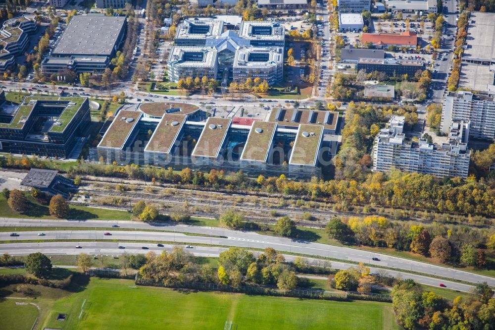 Luftaufnahme München - Gebäudekomplex der Berufsschule Städtische Berufsschule für Steuern und für Medienberufe an der Riesstraße im Ortsteil Moosach in München im Bundesland Bayern, Deutschland