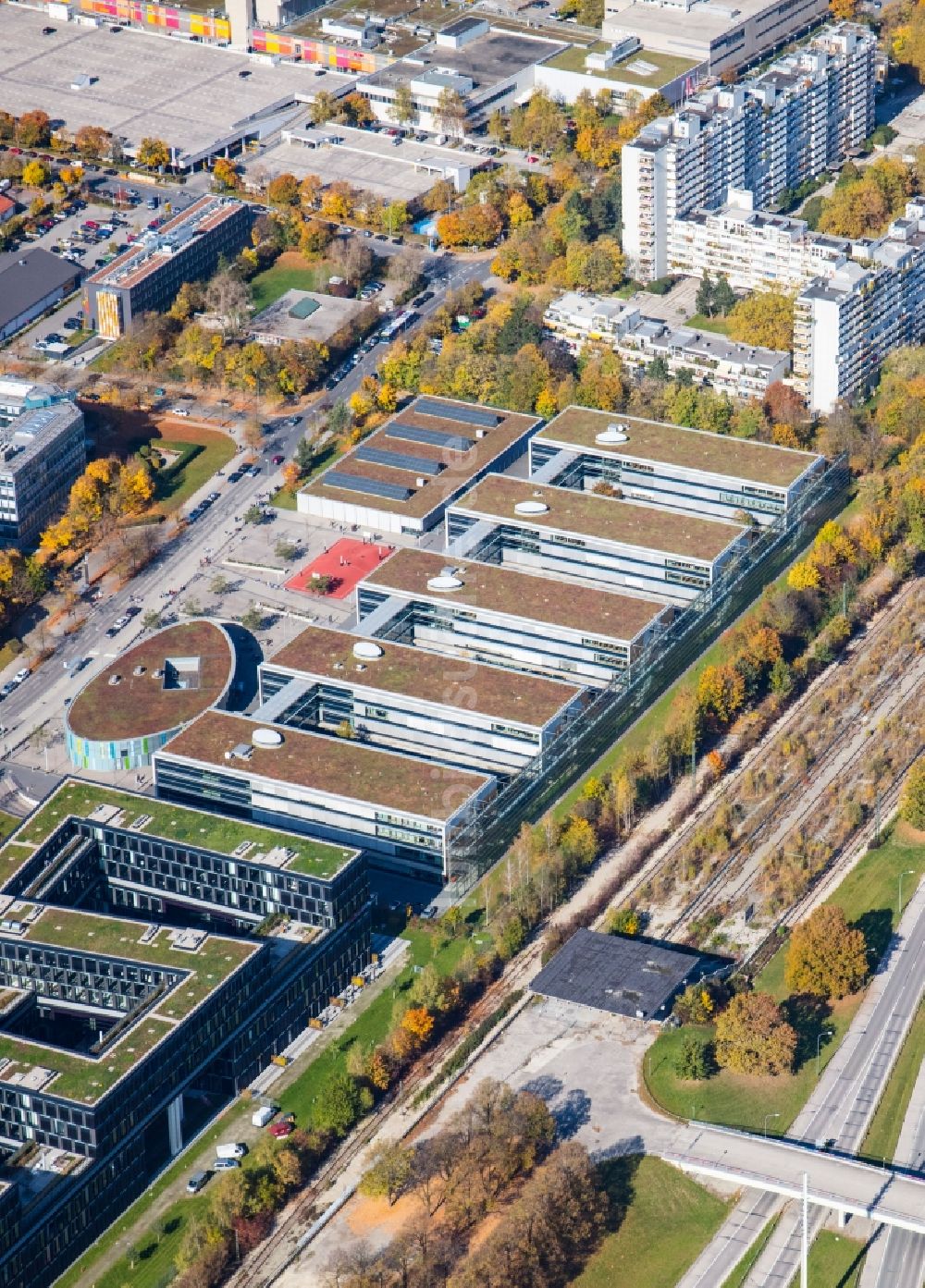 München von oben - Gebäudekomplex der Berufsschule Städtische Berufsschule für Steuern und für Medienberufe an der Riesstraße im Ortsteil Moosach in München im Bundesland Bayern, Deutschland