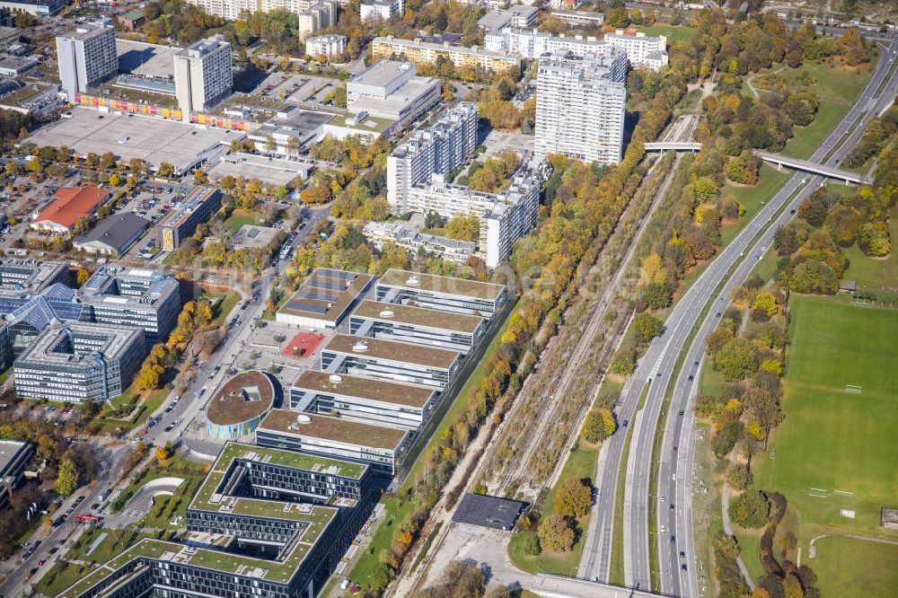 München aus der Vogelperspektive: Gebäudekomplex der Berufsschule Städtische Berufsschule für Steuern und für Medienberufe an der Riesstraße im Ortsteil Moosach in München im Bundesland Bayern, Deutschland