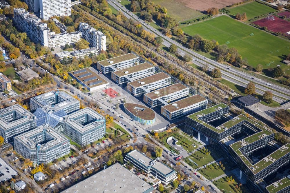 Luftbild München - Gebäudekomplex der Berufsschule Städtische Berufsschule für Steuern und für Medienberufe an der Riesstraße im Ortsteil Moosach in München im Bundesland Bayern, Deutschland