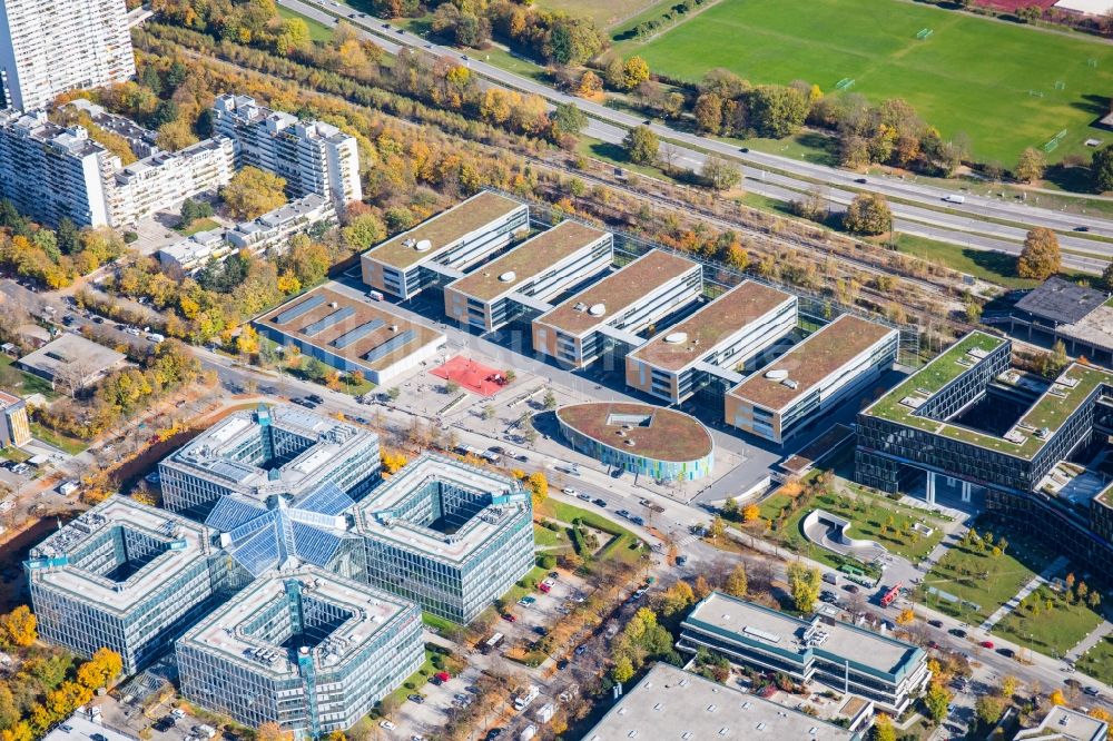 Luftaufnahme München - Gebäudekomplex der Berufsschule Städtische Berufsschule für Steuern und für Medienberufe an der Riesstraße im Ortsteil Moosach in München im Bundesland Bayern, Deutschland