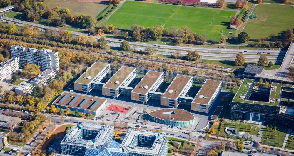 München von oben - Gebäudekomplex der Berufsschule Städtische Berufsschule für Steuern und für Medienberufe an der Riesstraße im Ortsteil Moosach in München im Bundesland Bayern, Deutschland