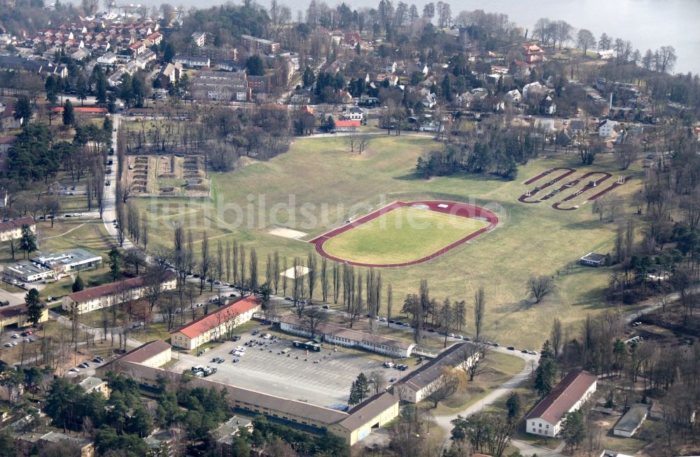 Luftbild Berlin - Gebäudekomplex der Blücher Kaserne der Bundeswehr im Ortsteil Kladow in Berlin