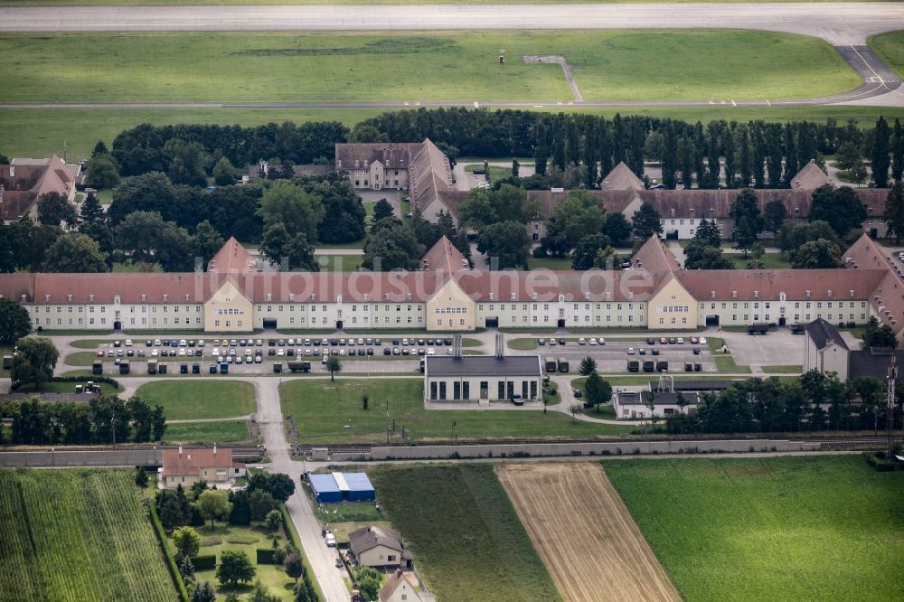 Luftaufnahme Langenlebarn - Gebäudekomplex der Bundesheer- Militär- Kaserne am Militärflugplatz in Langenlebarn in Niederösterreich, Österreich