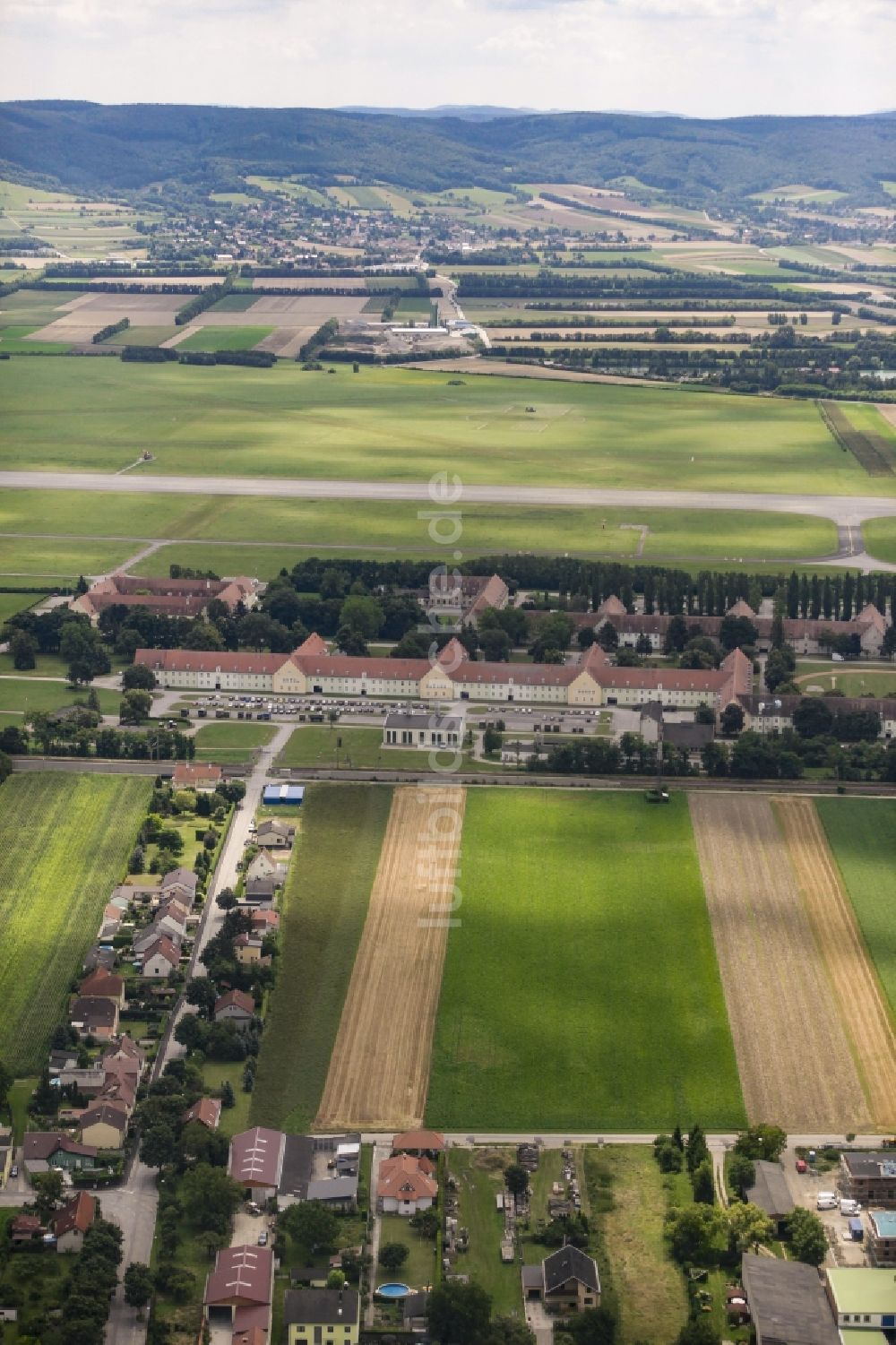 Langenlebarn von oben - Gebäudekomplex der Bundesheer- Militär- Kaserne am Militärflugplatz in Langenlebarn in Niederösterreich, Österreich