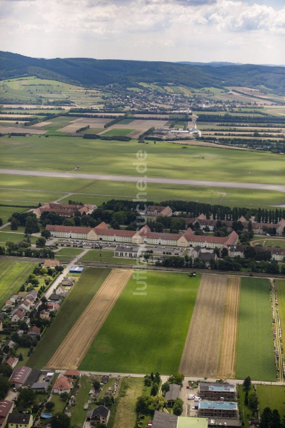 Langenlebarn aus der Vogelperspektive: Gebäudekomplex der Bundesheer- Militär- Kaserne am Militärflugplatz in Langenlebarn in Niederösterreich, Österreich