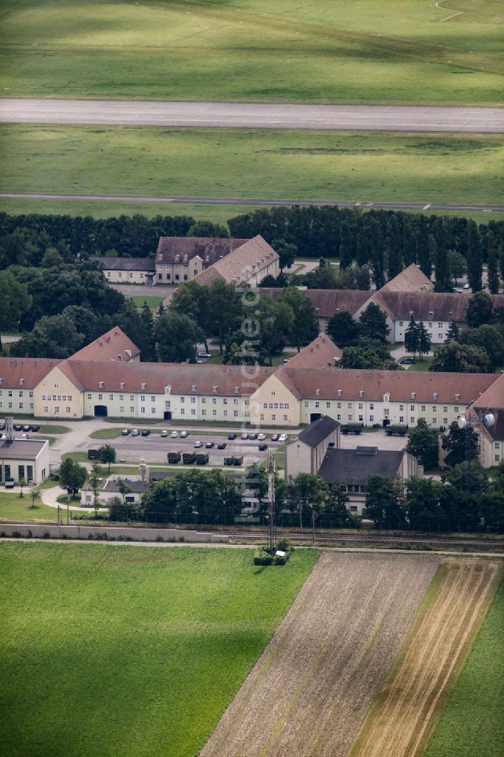 Luftbild Langenlebarn - Gebäudekomplex der Bundesheer- Militär- Kaserne am Militärflugplatz in Langenlebarn in Niederösterreich, Österreich