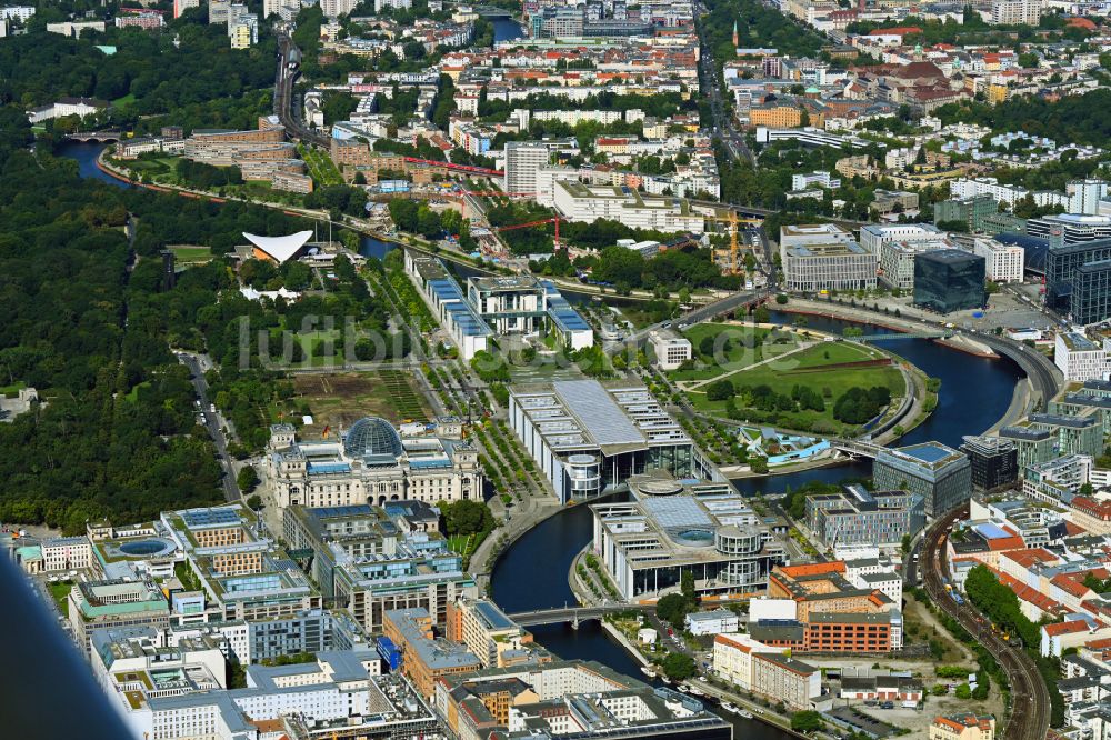 Luftbild Berlin - Gebäudekomplex Bundeskanzleramt und das Paul- Löbe- Haus und Reichstag am Ufer der Spree am Spreebogen in Berlin, Deutschland