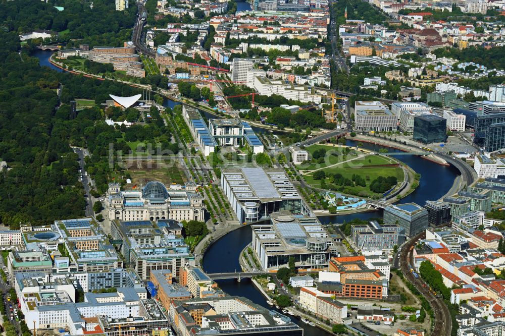 Luftaufnahme Berlin - Gebäudekomplex Bundeskanzleramt und das Paul- Löbe- Haus und Reichstag am Ufer der Spree am Spreebogen in Berlin, Deutschland