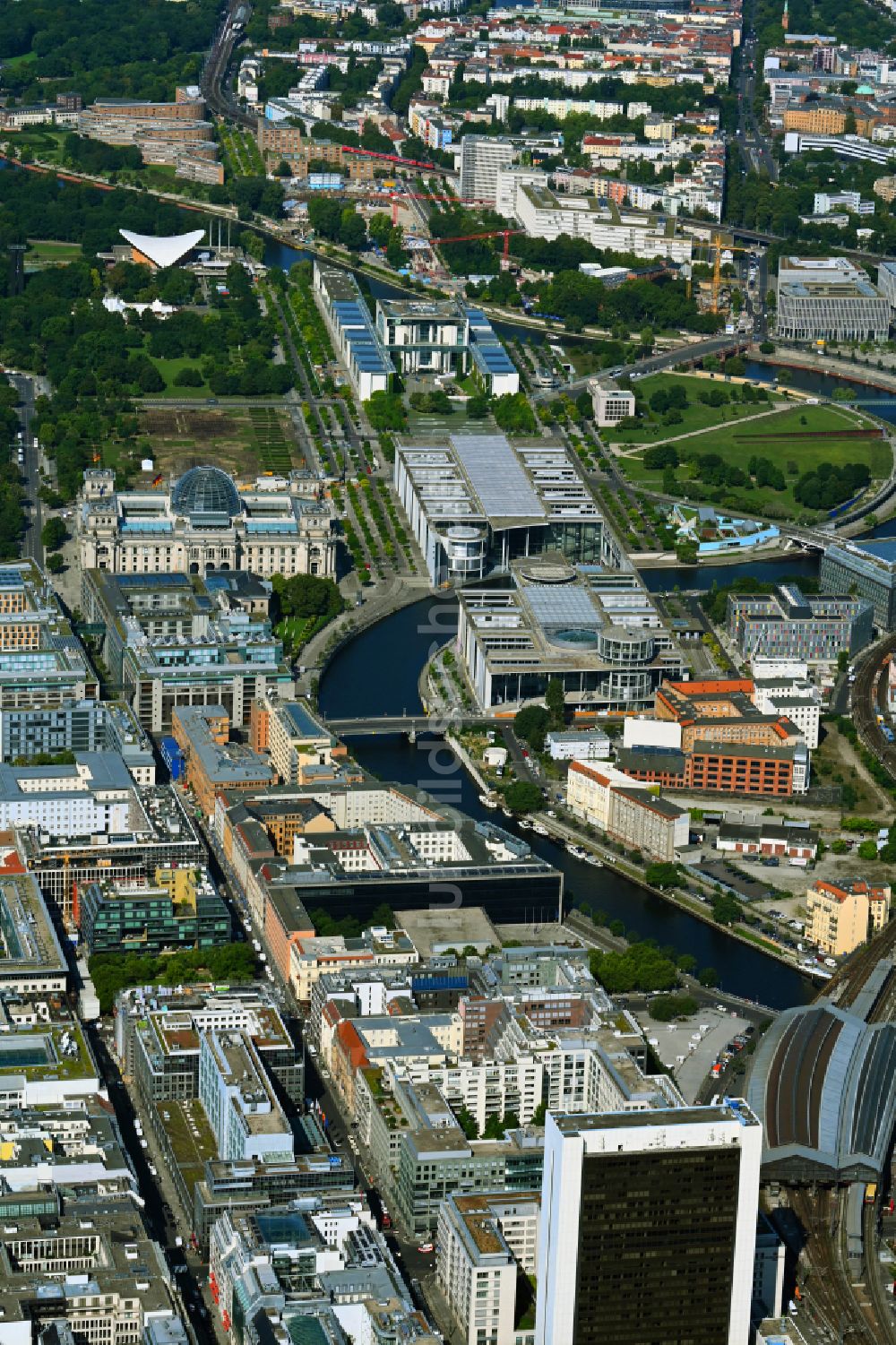 Berlin von oben - Gebäudekomplex Bundeskanzleramt und das Paul- Löbe- Haus und Reichstag am Ufer der Spree am Spreebogen in Berlin, Deutschland