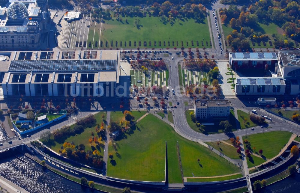 Luftaufnahme Berlin - Gebäudekomplex vom Bundeskanzleramt und das Paul- Löbe- Haus am Ufer der Spree am Spreebogen in Berlin, Deutschland