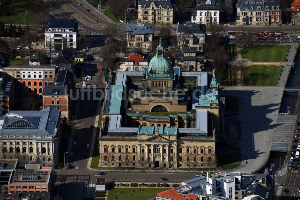 Leipzig aus der Vogelperspektive: Gebäudekomplex des Bundesverwaltungsgericht am Simsonplatz - Gericht in im Ortsteil Zentrum-Süd in Leipzig im Bundesland Sachsen