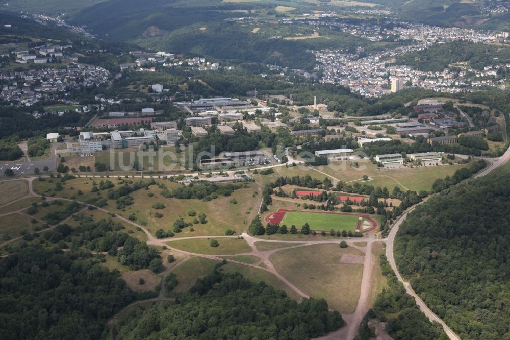 Luftaufnahme Idar-Oberstein - Gebäudekomplex der Bundeswehr- Militär- Kaserne der Artillerieschule in der Klotzbergkaserne in Idar-Oberstein im Bundesland Rheinland-Pfalz, Deutschland