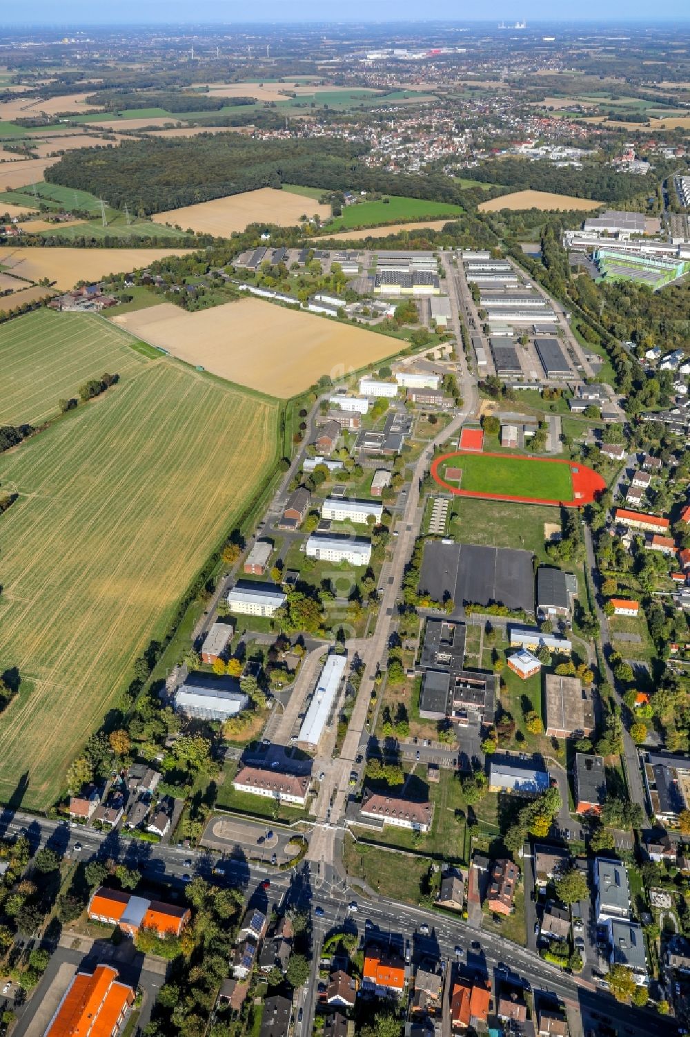 Unna aus der Vogelperspektive: Gebäudekomplex der Bundeswehr- Militär- Kaserne Glückauf in Unna im Bundesland Nordrhein-Westfalen, Deutschland