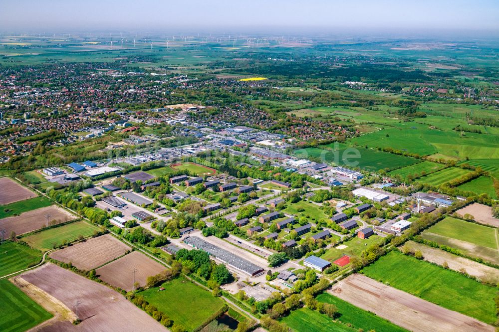 Luftaufnahme Heide - Gebäudekomplex der Bundeswehr- Militär- Kaserne Heide Wulf Isebrand Kaserne in Heide im Bundesland Schleswig-Holstein, Deutschland