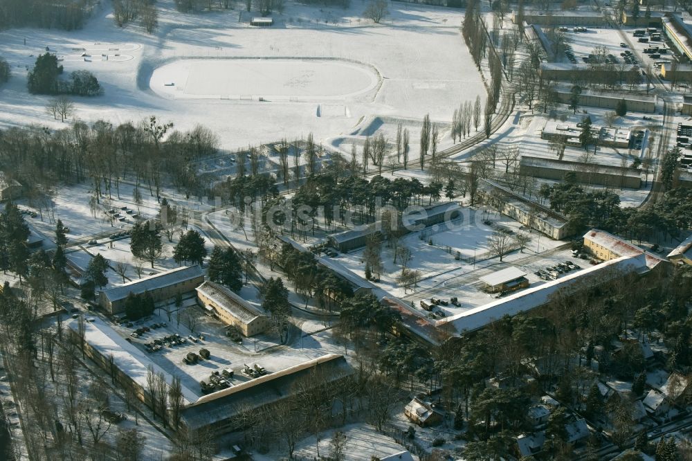 Berlin von oben - Gebäudekomplex der Bundeswehr- Militär- Kaserne Hottengrund an der Sakrower Landstraße im Stadtteil Kladow in Berlin