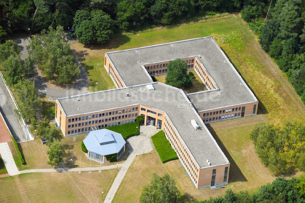 Karlsruhe aus der Vogelperspektive: Gebäudekomplex der Bundeswehr- Militär- Kaserne der Karriereberatung der Bundeswehr in Karlsruhe im Bundesland Baden-Württemberg, Deutschland