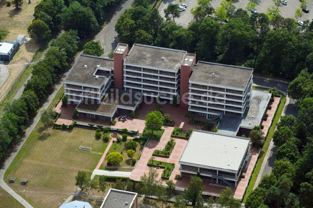 Luftaufnahme Karlsruhe - Gebäudekomplex der Bundeswehr- Militär- Kaserne der Karriereberatung der Bundeswehr in Karlsruhe im Bundesland Baden-Württemberg, Deutschland