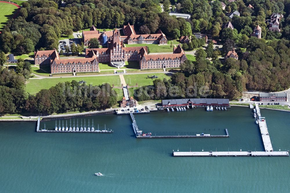 Flensburg aus der Vogelperspektive: Gebäudekomplex der Bundeswehr- Militär- Kaserne der Marineschule in Flensburg im Bundesland Schleswig-Holstein, Deutschland