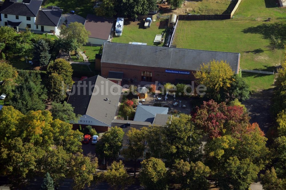 Werneuchen von oben - Gebäudekomplex des Café, Restaurant, Festscheune & Hotel Annenhof in Werneuchen im Bundesland Brandenburg