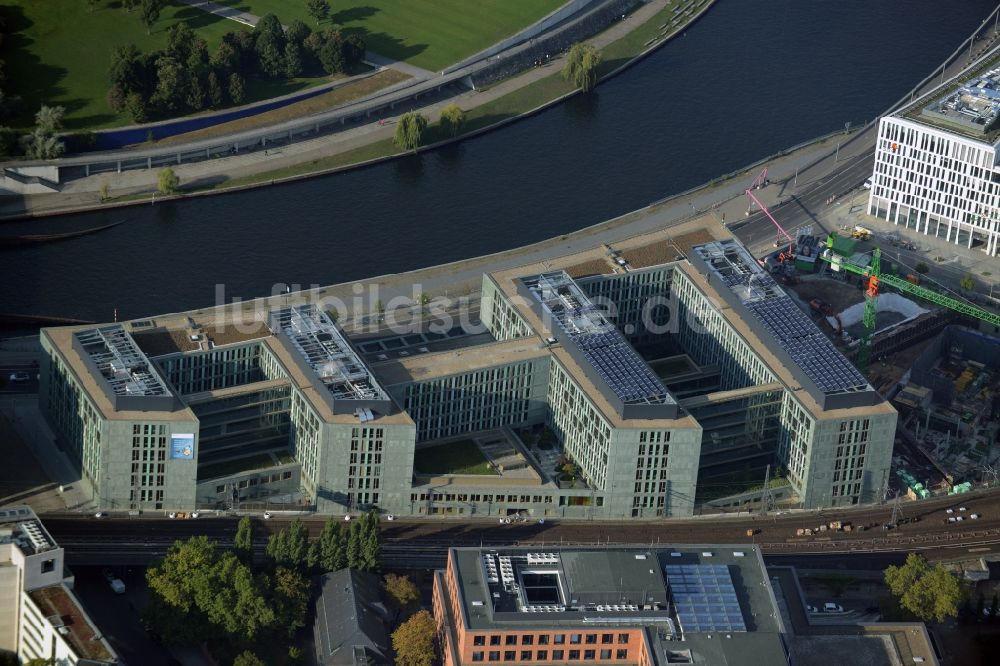 Berlin aus der Vogelperspektive: Gebäudekomplex des Dienstsitzes des Ministerium für Bildung und Forschung BMBF am Kapelleufer in Berlin