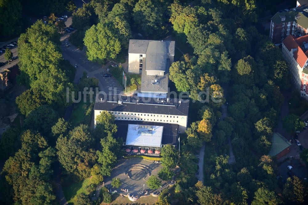 Luftbild Hamburg - Gebäudekomplex der DJH Jugendherberge Hamburg Auf dem Stintfang am U-Bahnhof Landungsbrücken in Hamburg