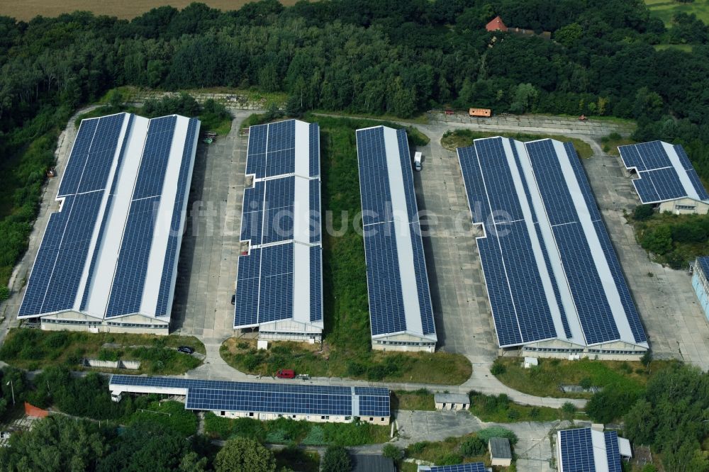 Luftaufnahme Alaunwerk - Gebäudekomplex und ehemalige Munitionsdepots der mit Photovoltaik- Solarpaneelen bedachten Lagergebäude der ehemaligen Heidekaserne in Alaunwerk im Bundesland Sachsen