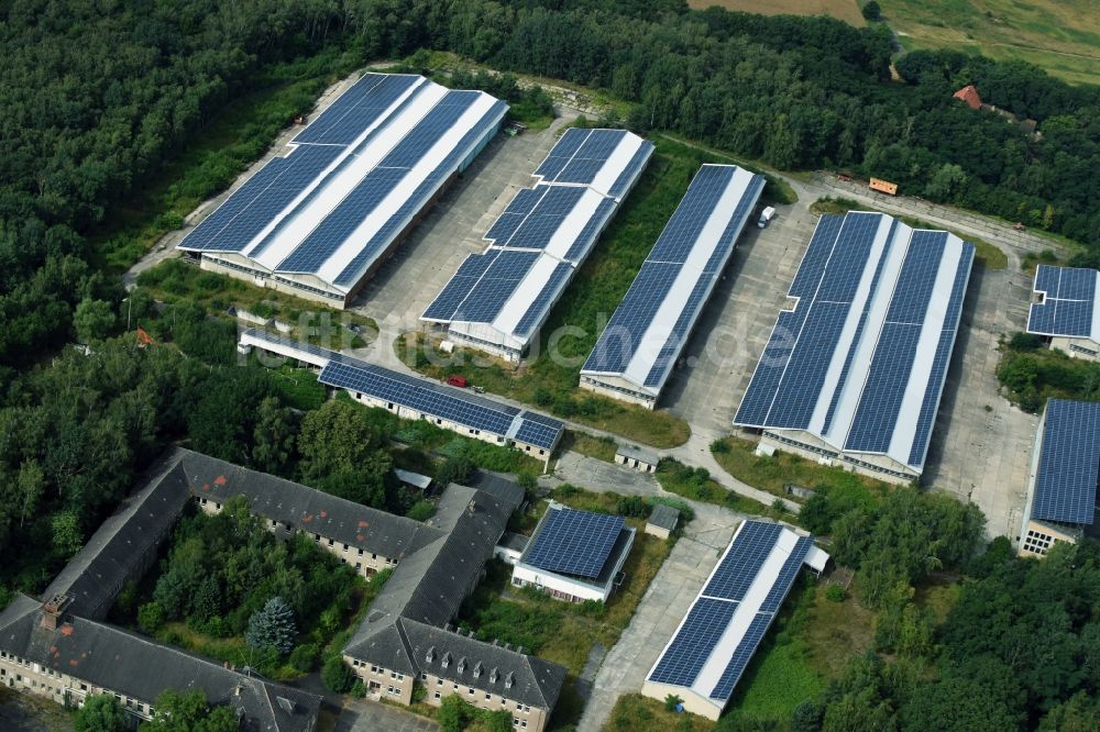 Alaunwerk von oben - Gebäudekomplex und ehemalige Munitionsdepots der mit Photovoltaik- Solarpaneelen bedachten Lagergebäude der ehemaligen Heidekaserne in Alaunwerk im Bundesland Sachsen