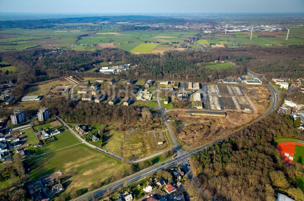 Emmerich am Rhein von oben - Gebäudekomplex der Ehemaligen Bundeswehr- Militär- Kaserne Moritz-von-Nassau Kaserne in Emmerich am Rhein im Bundesland Nordrhein-Westfalen