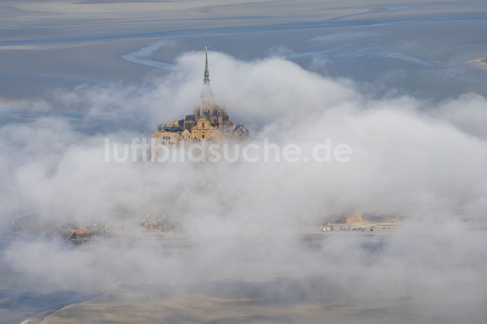 Luftaufnahme Le Mont-Saint-Michel - Gebäudekomplex des ehemaligen Klosters und Benediktiner- Abtei in Le Mont-Saint-Michel in Normandie, Frankreich