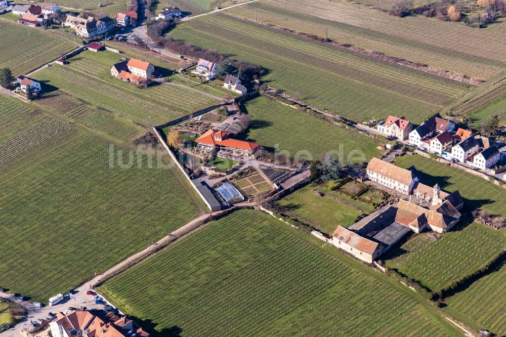 Luftaufnahme Edenkoben - Gebäudekomplex des ehemaligen Klosters und heutigen Gärtnerei in Edenkoben im Bundesland Rheinland-Pfalz, Deutschland