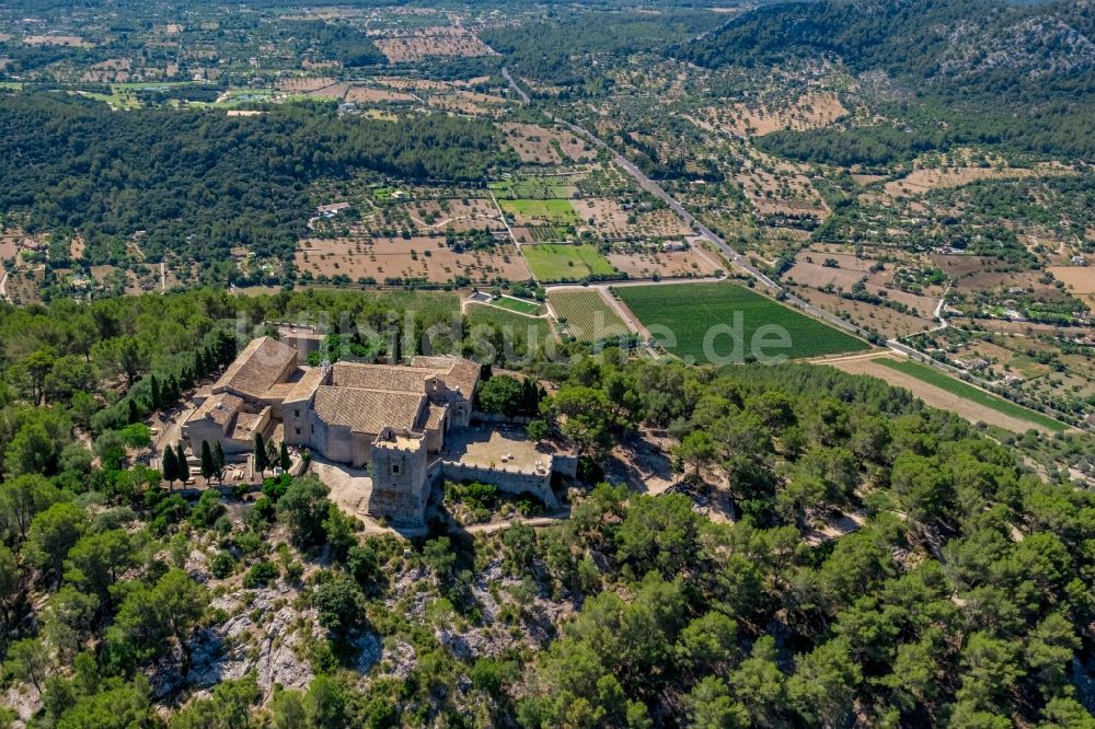 Luftbild Pollensa - Gebäudekomplex des ehemaligen Klosters und heutigen Herberge Santuari de la Mare de Déu del Puig in Pollensa in Islas Baleares, Spanien