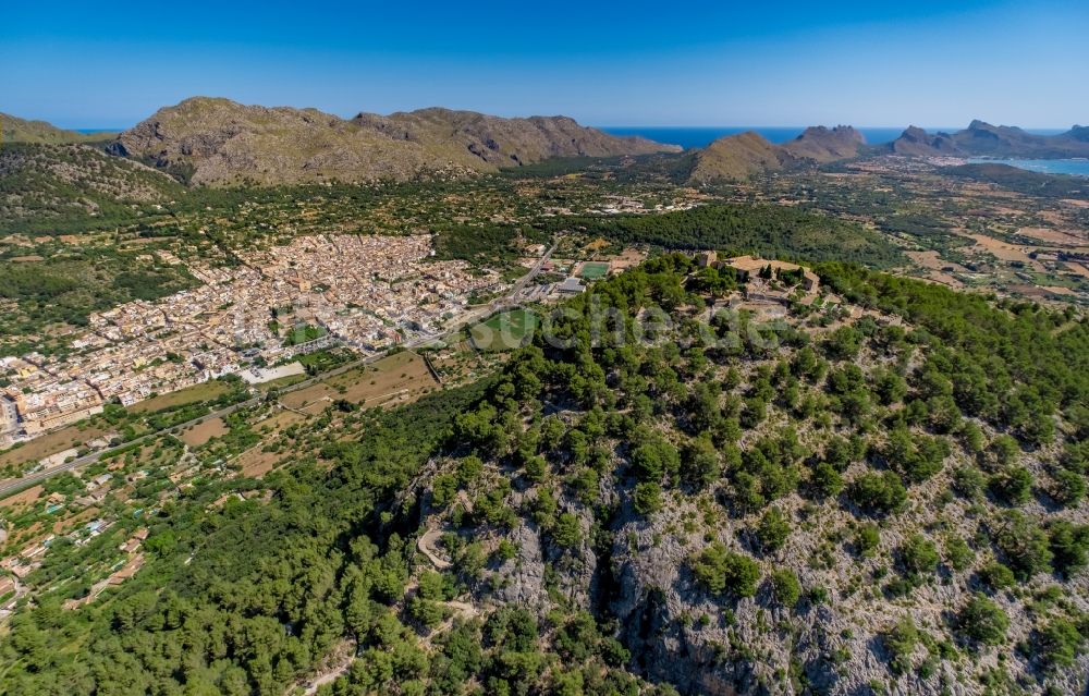 Luftaufnahme Pollensa - Gebäudekomplex des ehemaligen Klosters und heutigen Herberge Santuari de la Mare de Déu del Puig in Pollensa in Islas Baleares, Spanien