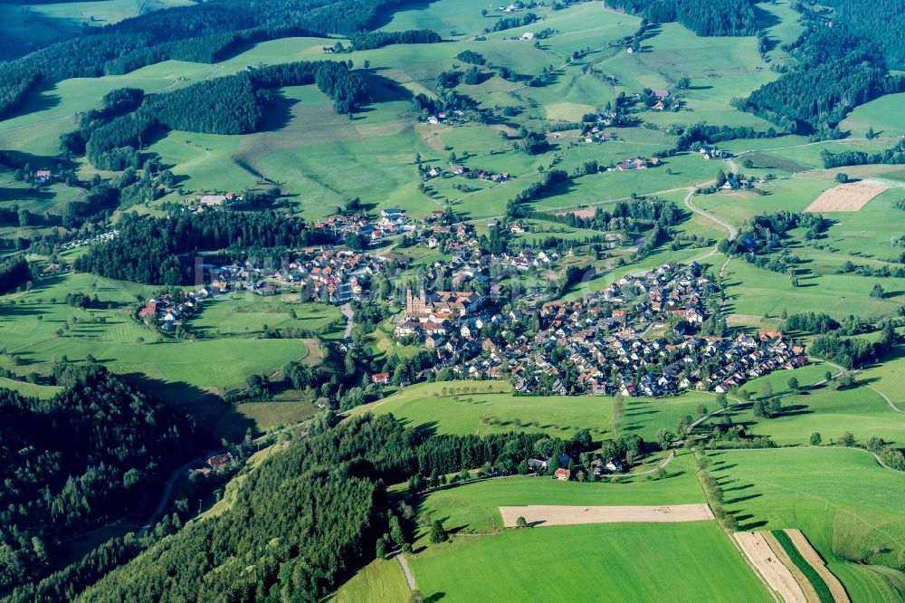 Luftbild Sankt Peter - Gebäudekomplex des ehemaligen Klosters und heutigen Kirche mit Ortskern in Sankt Peter im Bundesland Baden-Württemberg, Deutschland