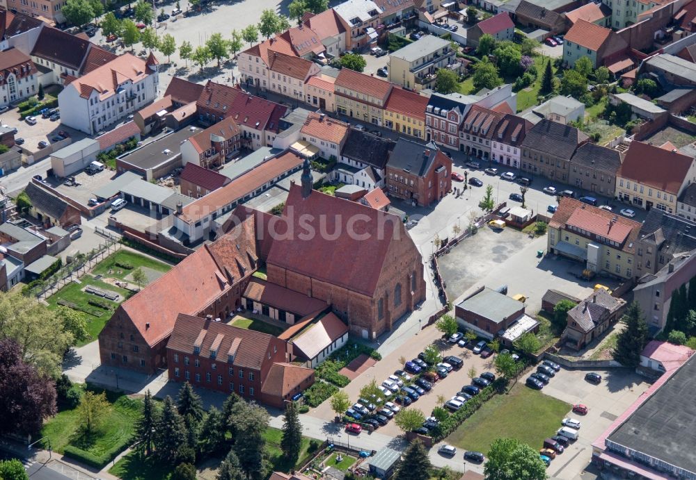 Jüterbog von oben - Gebäudekomplex des ehemaligen Klosters und heutigen Kulturquartier in Jüterbog im Bundesland Brandenburg, Deutschland