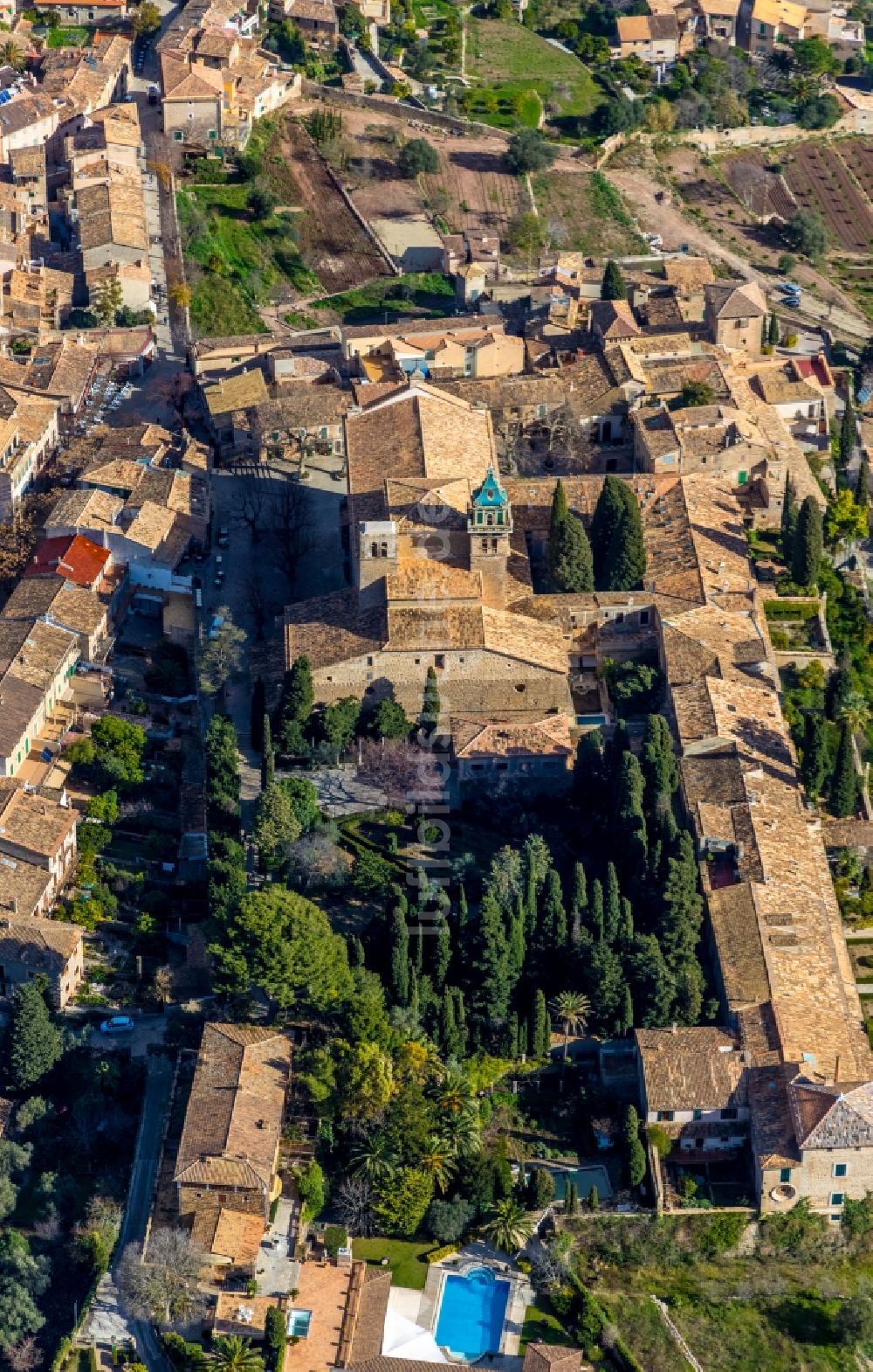 Valldemossa aus der Vogelperspektive: Gebäudekomplex des ehemaligen Klosters und heutigen Museums der Kartause von Valldemossa am Plaça Cartoixa in Valldemossa in Balearische Insel Mallorca, Spanien