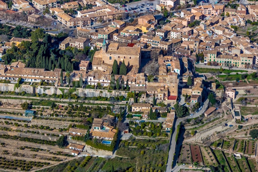 Valldemossa von oben - Gebäudekomplex des ehemaligen Klosters und heutigen Museums der Kartause von Valldemossa am Plaça Cartoixa in Valldemossa in Balearische Insel Mallorca, Spanien