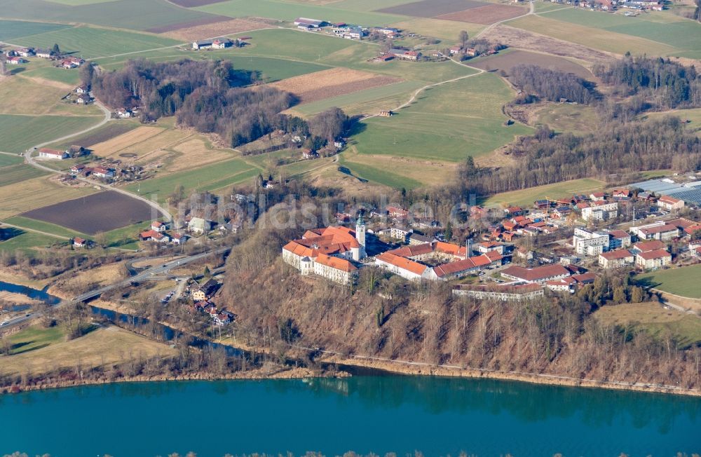 Wasserburg am Inn aus der Vogelperspektive: Gebäudekomplex des ehemaligen Klosters und heutigen Pfarramt St. Michael Attel in Wasserburg am Inn im Bundesland Bayern, Deutschland