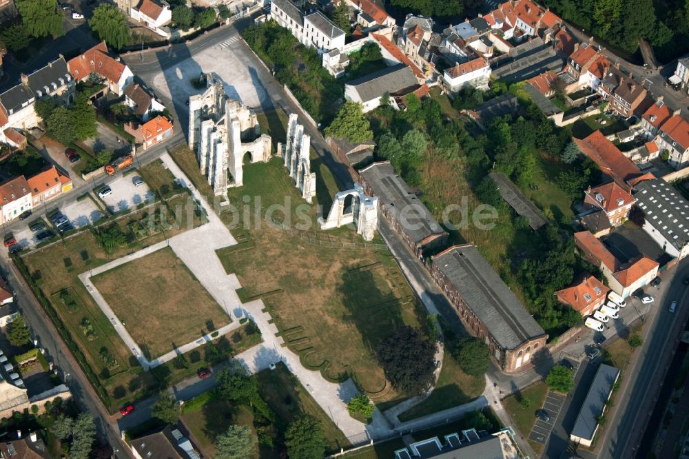 Luftbild Saint-Omer - Gebäudekomplex des ehemaligen Klosters und heutigen Ruines de l'Abbaye Saint-Bertin in Saint-Omer in Nord-Pas-de-Calais Picardie, Frankreich