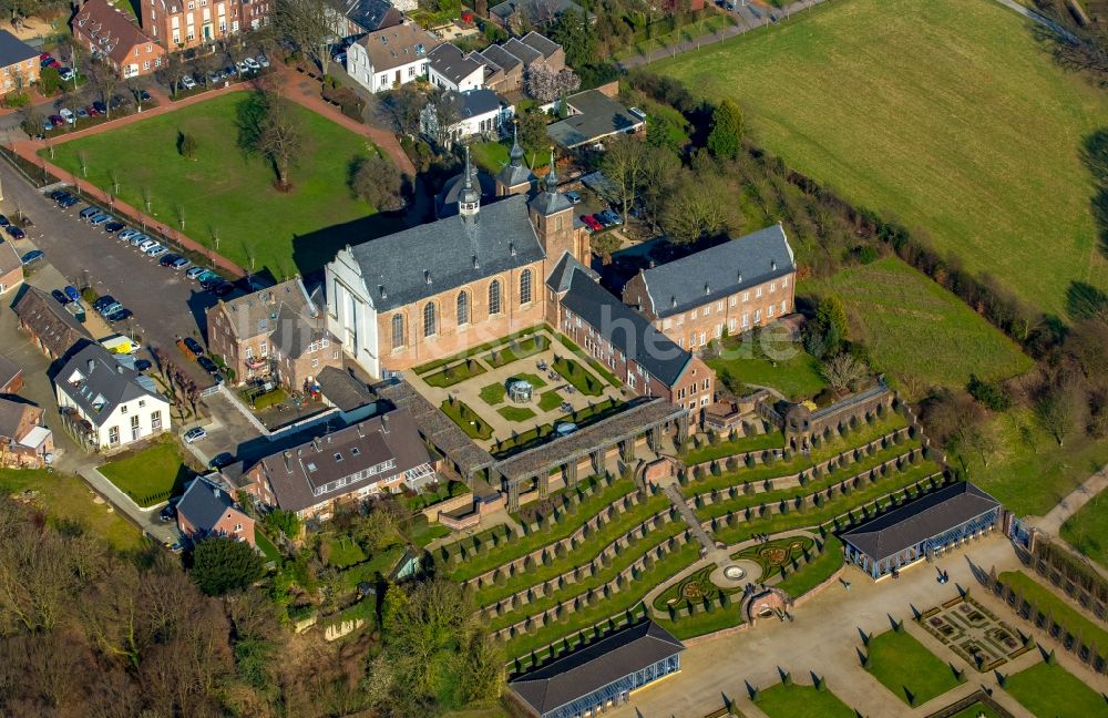 Luftaufnahme Kamp-Lintfort - Gebäudekomplex des ehemaligen Klosters Kamp auf der Kamper Berg in Kamp-Lintfort im Bundesland Nordrhein-Westfalen