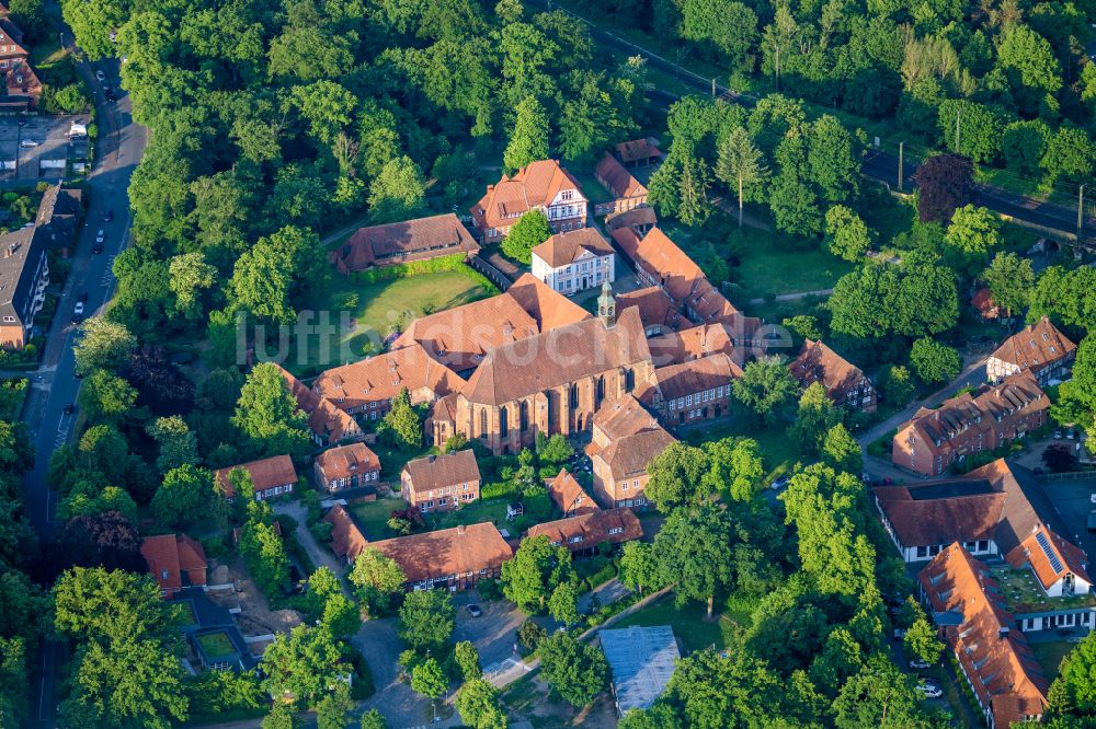 Luftaufnahme Lüneburg - Gebäudekomplex des ehemaligen Klosters Kloster Lüne in Lüneburg im Bundesland Niedersachsen, Deutschland