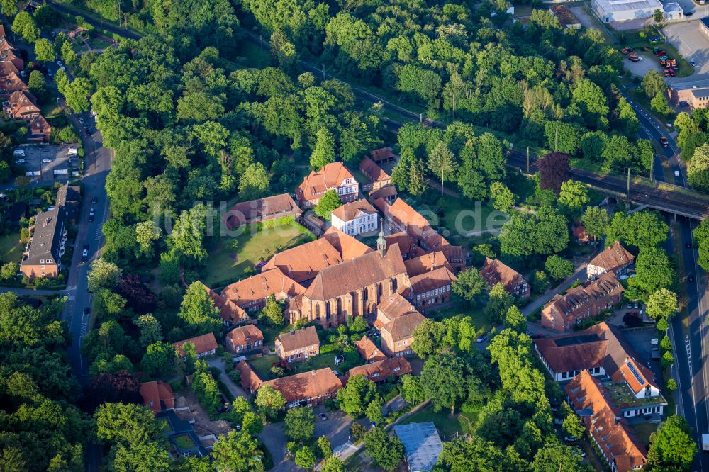 Lüneburg von oben - Gebäudekomplex des ehemaligen Klosters Kloster Lüne in Lüneburg im Bundesland Niedersachsen, Deutschland