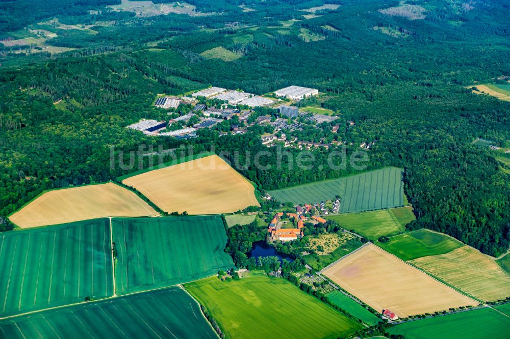 Hildesheim von oben - Gebäudekomplex des ehemaligen Klosters Marienrode in Hildesheim im Bundesland Niedersachsen, Deutschland