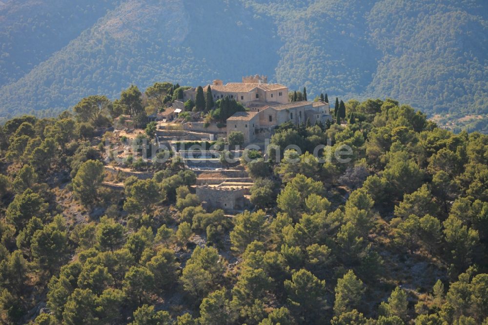 Pollença aus der Vogelperspektive: Gebäudekomplex des ehemaligen Klosters Son Puig de Maria und heutigen Herberge und Restaurant bei Pollenca Mallorca auf der balearischen Mittelmeerinsel Mallorca, Spanien