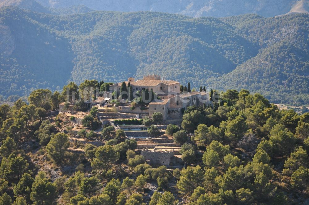 Luftbild Pollença - Gebäudekomplex des ehemaligen Klosters Son Puig de Maria und heutigen Herberge und Restaurant bei Pollenca Mallorca auf der balearischen Mittelmeerinsel Mallorca, Spanien