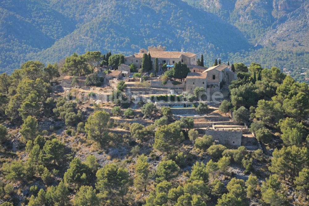 Luftaufnahme Pollença - Gebäudekomplex des ehemaligen Klosters Son Puig de Maria und heutigen Herberge und Restaurant bei Pollenca Mallorca auf der balearischen Mittelmeerinsel Mallorca, Spanien